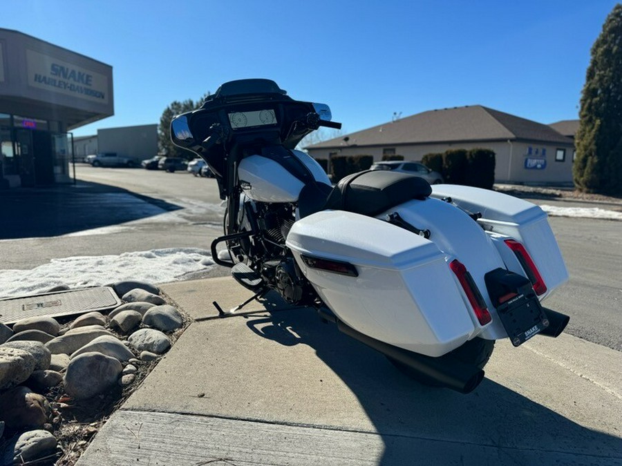 2024 Harley-Davidson Street Glide® White Onyx Pearl - Black Finish