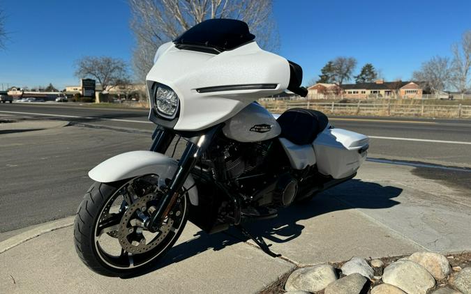 2024 Harley-Davidson Street Glide® White Onyx Pearl - Black Finish