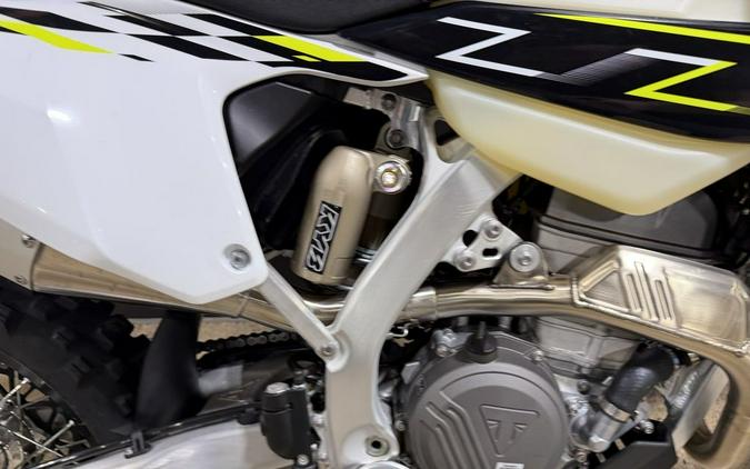 2026 Triumph TF 250-E Jet Black/Pure White