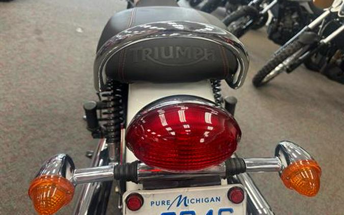 2015 Triumph Bonneville T214