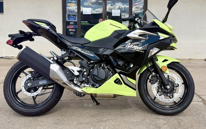 2026 Kawasaki Ninja® 500 ABS Metallic Yellowish Green/Ebony