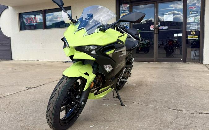 2026 Kawasaki Ninja® 500 ABS Metallic Yellowish Green/Ebony