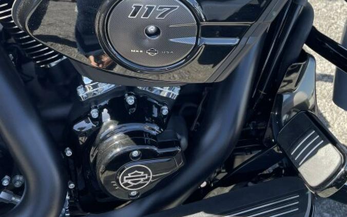 2024 Harley-Davidson Road Glide® Atlas Silver Metallic - Black Finish