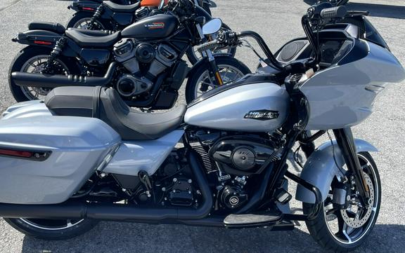 2024 Harley-Davidson Road Glide® Atlas Silver Metallic - Black Finish