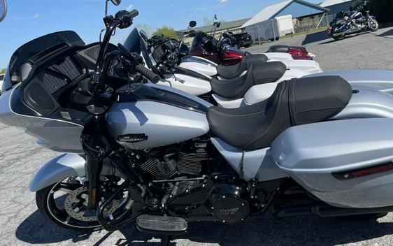 2024 Harley-Davidson Road Glide® Atlas Silver Metallic - Black Finish