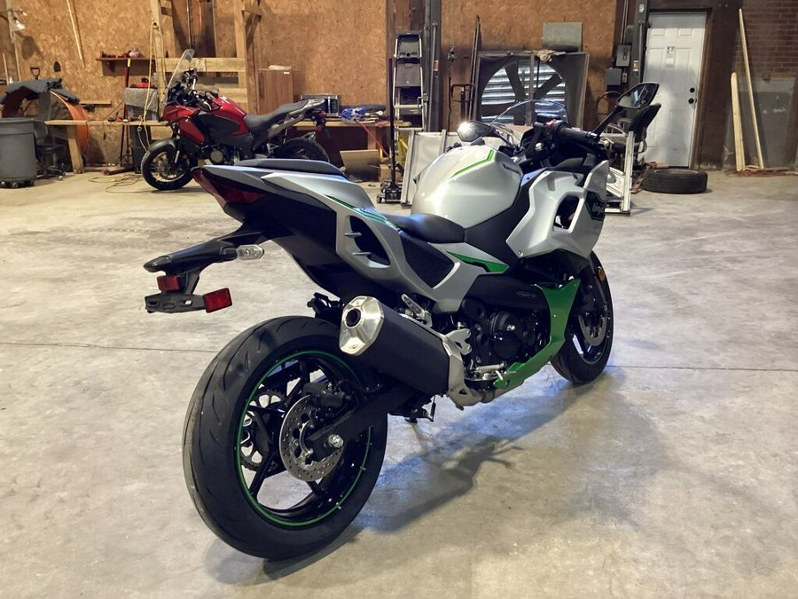 2024 Kawasaki Ninja® 7 Hybrid ABS