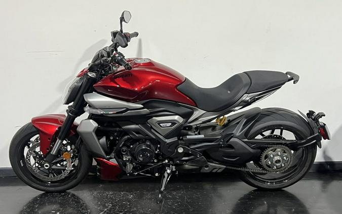 2026 Ducati XDiavel V4 Burning Red