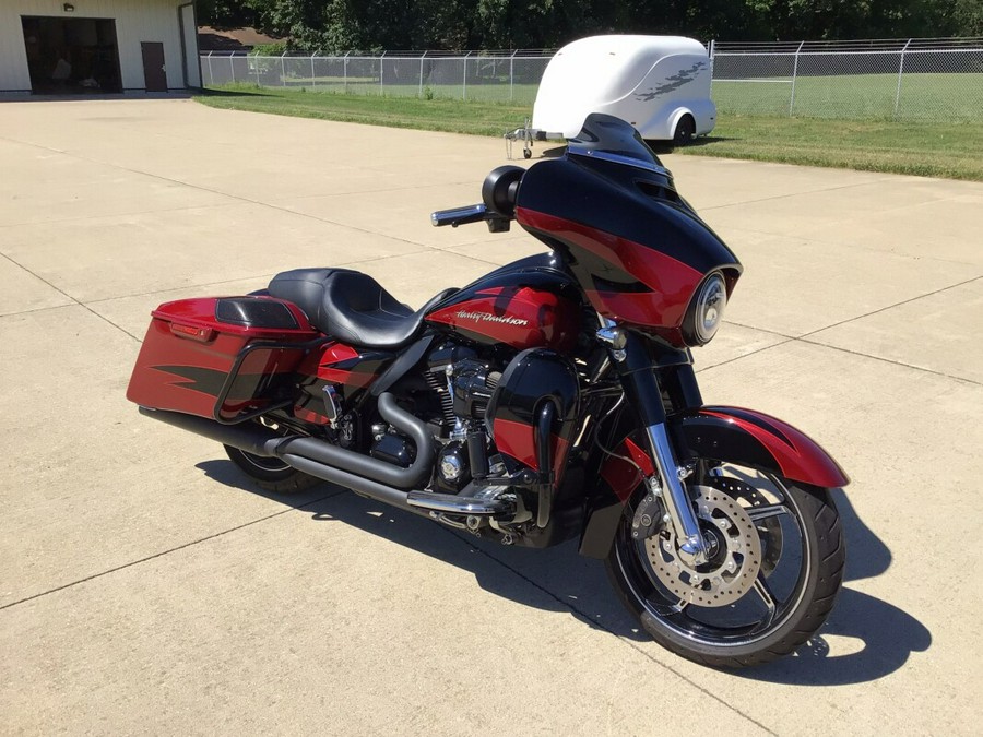 2017 FLHXSE CVO™ Street Glide®