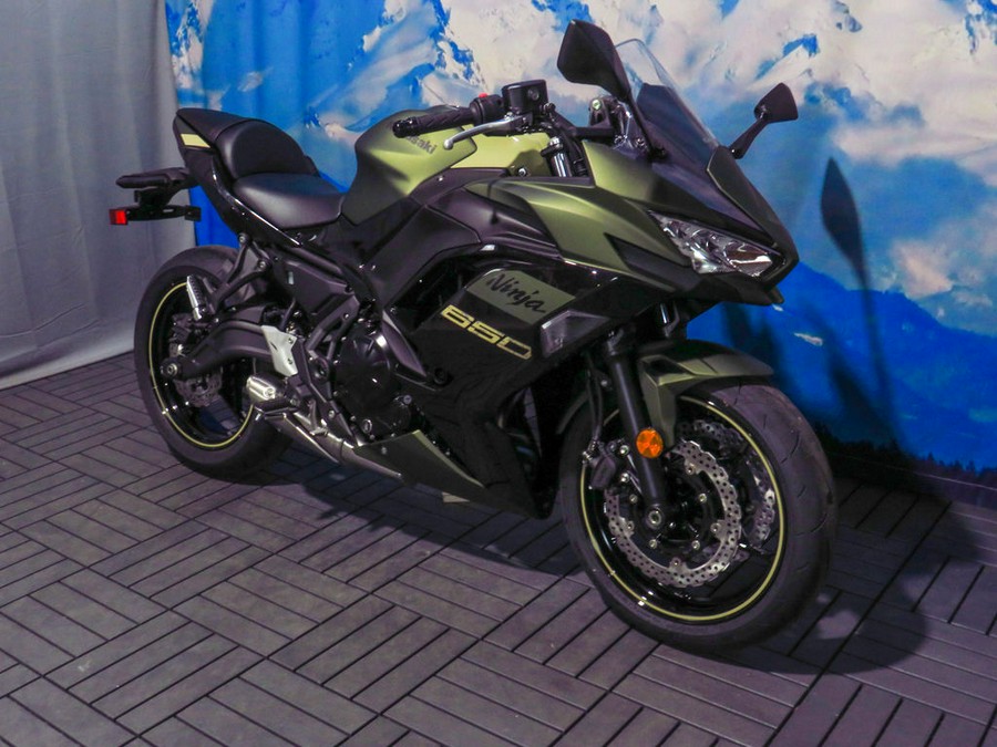 2024 Kawasaki Ninja® 650 Metallic Covert Green/Metallic Spark Black