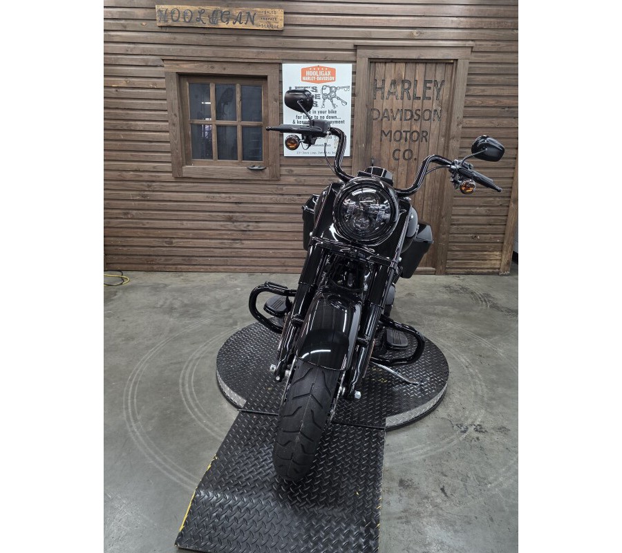 2025 Harley-Davidson® Road King™ Special – Blacked-Out Touring