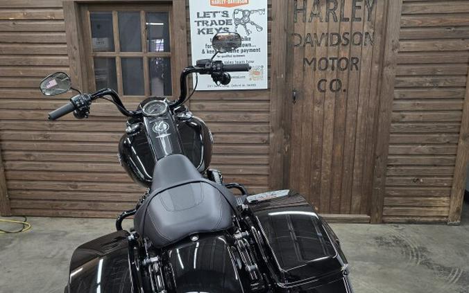 2025 Harley-Davidson® Road King™ Special VIVID BLACK/BLK TRIM