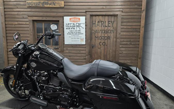 2025 Harley-Davidson® Road King™ Special VIVID BLACK/BLK TRIM
