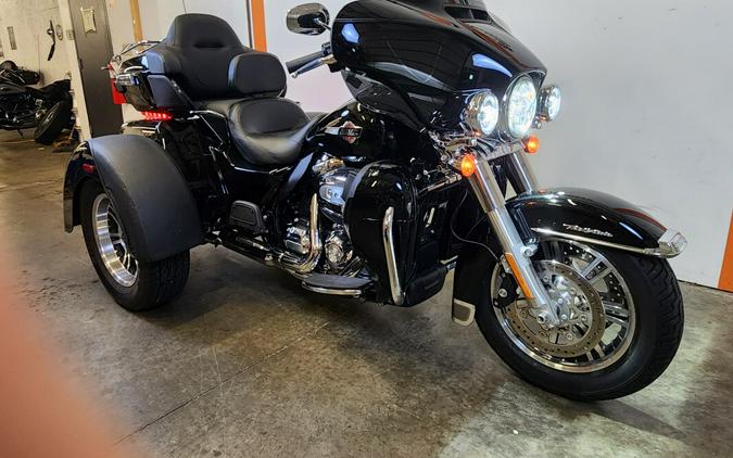 2022 Harley-Davidson Tri Glide Ultra Black FLHTCUTG