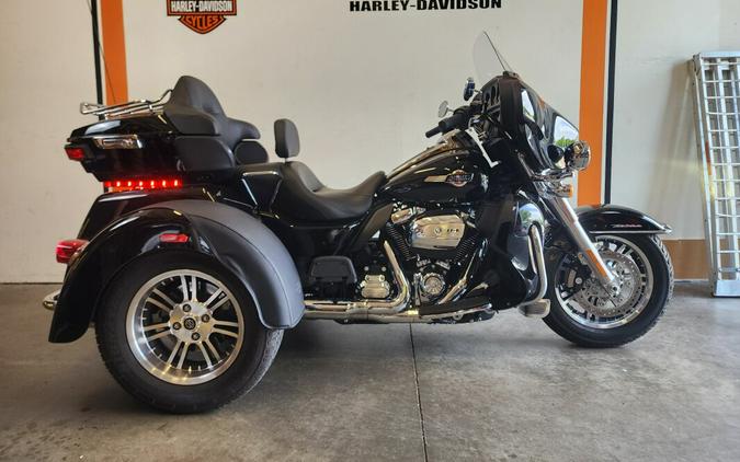 2022 Harley-Davidson Tri Glide Ultra Black FLHTCUTG