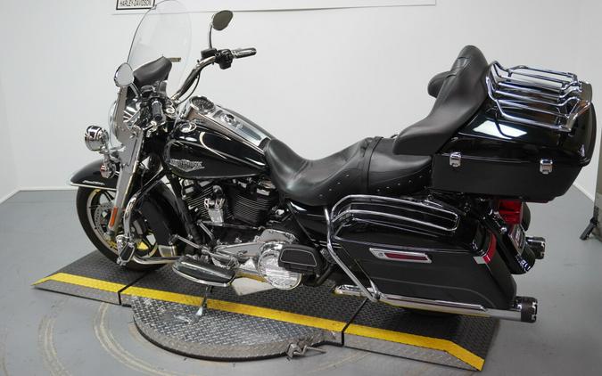 2017 Harley-Davidson® Road King® Vivid Black