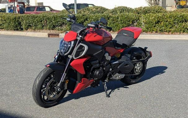 2025 Ducati Diavel V4 Ducati Red