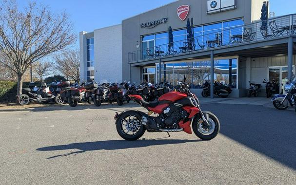 2025 Ducati Diavel V4 Ducati Red