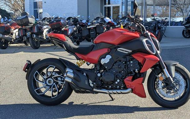 2025 Ducati Diavel V4 Ducati Red
