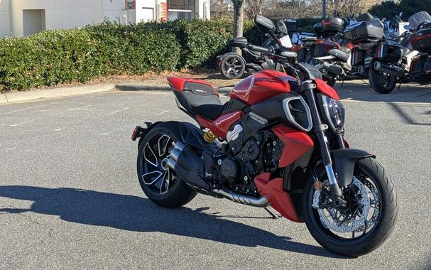 2025 Ducati Diavel V4 Ducati Red