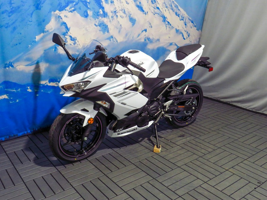 2023 Kawasaki Ninja® 400 Pearl Blizzard White/Metallic Carbon Gray for