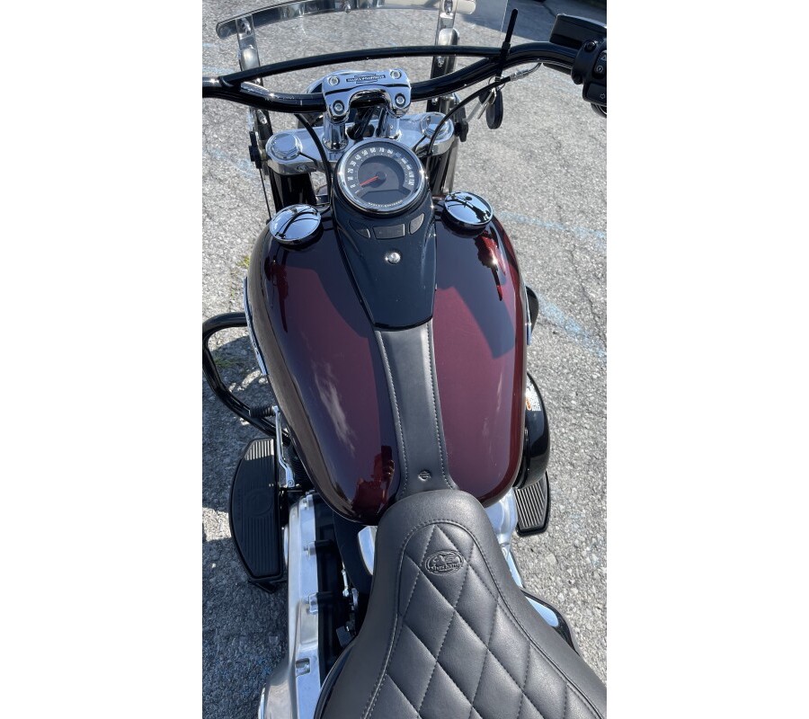 2021 Harley-Davidson Softail Slim Midnight Crimson & Stone Washed White Pear