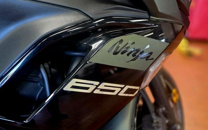 2024 Kawasaki Ninja® 650 ABS Metallic Covert Green/Metallic Spark Black