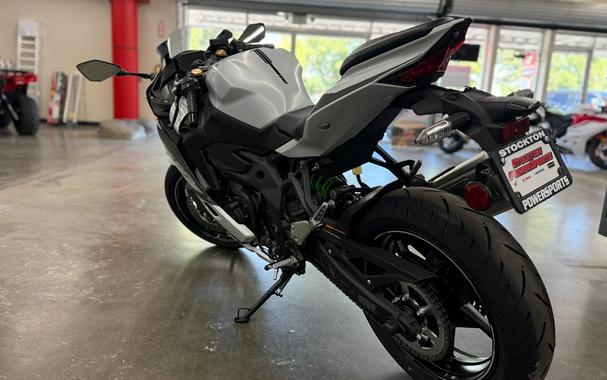 2025 Kawasaki NINJA ZX400