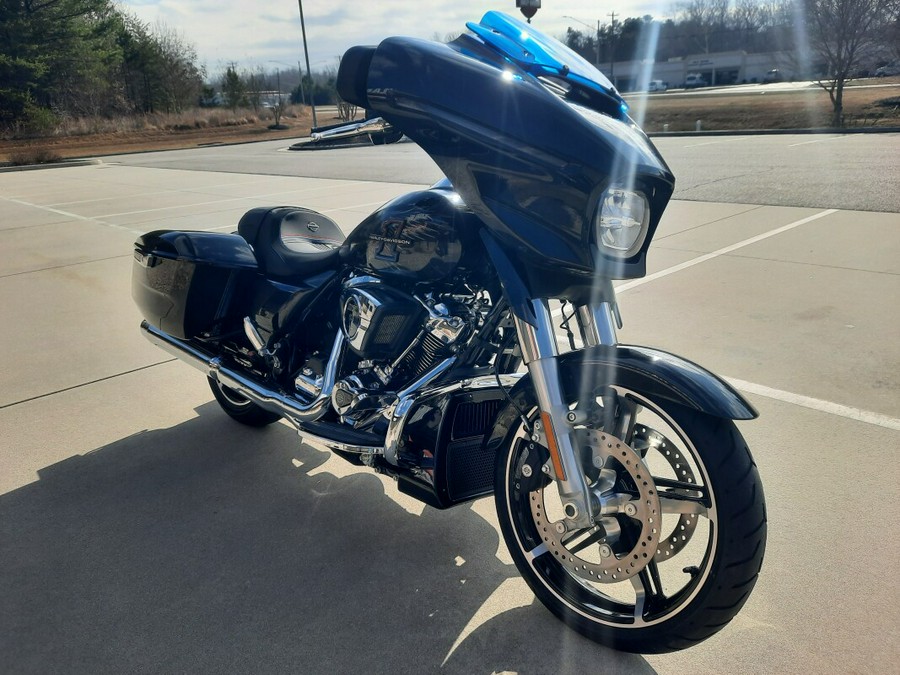 2026 Harley-Davidson® Street Glide® Midnight Ember Chrome Trim