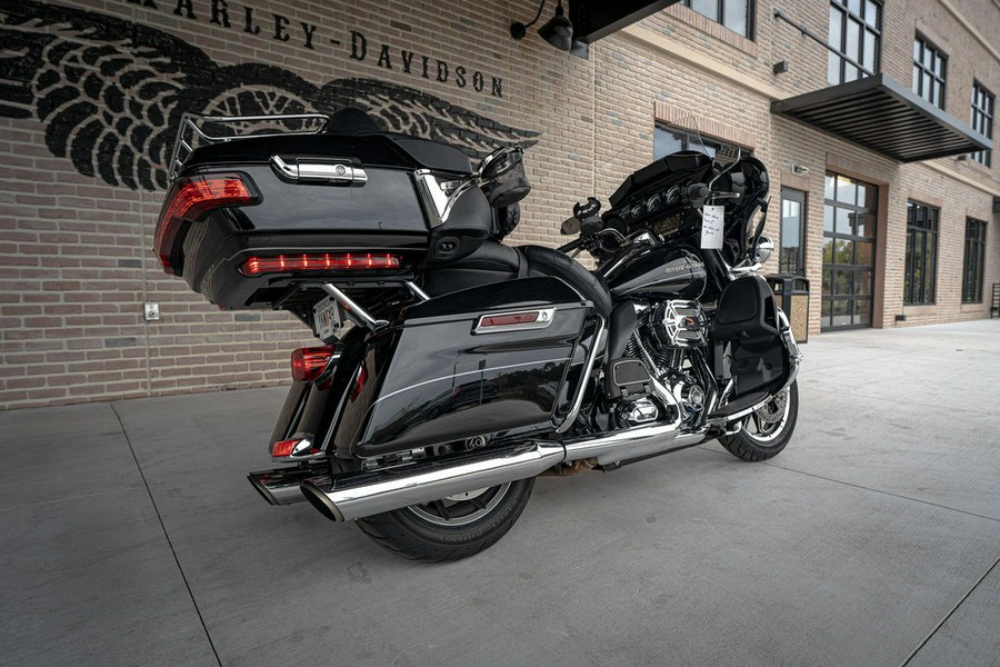 2012 Harley-Davidson® FLHTCU103