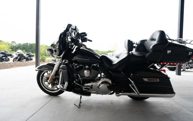 2012 Harley-Davidson® FLHTCU103