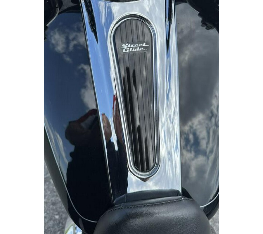 2014 Harley-Davidson® Street Glide® Special Vivid Black Chrome Cast Wheels