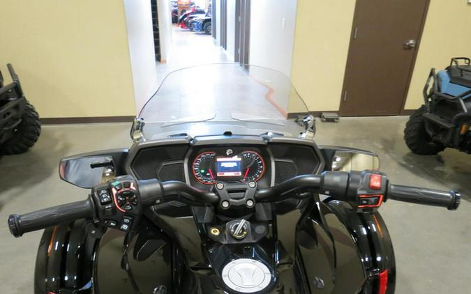 2016 Can-Am® Spyder® F3 Limited Special Series 6-Speed Semi-Automatic (SE6)