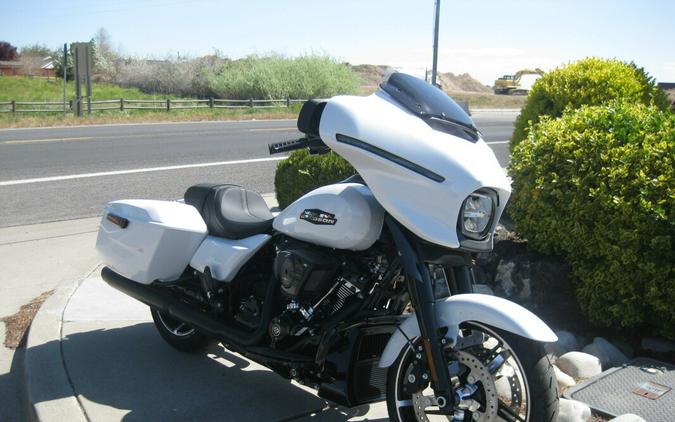 2024 Harley-Davidson Street Glide® White Onyx Pearl - Black Finish