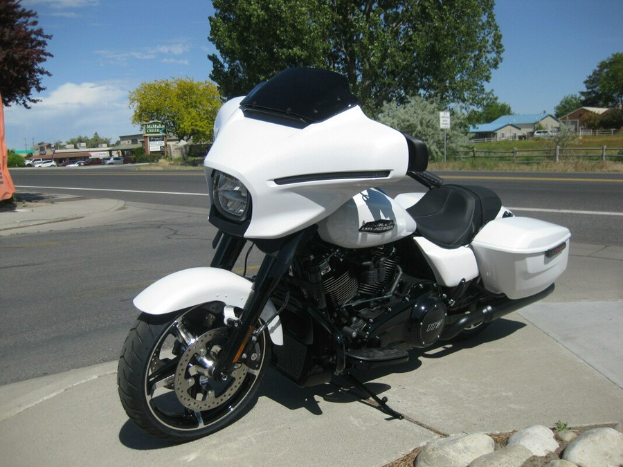 2024 Harley-Davidson Street Glide® White Onyx Pearl - Black Finish