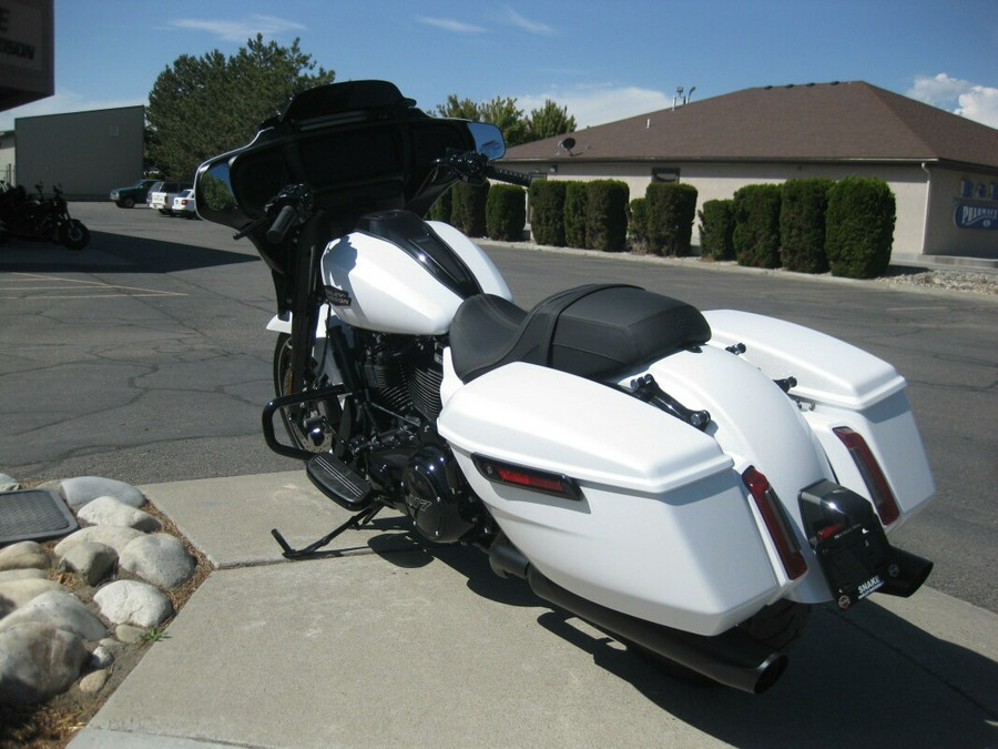 2024 Harley-Davidson Street Glide® White Onyx Pearl - Black Finish