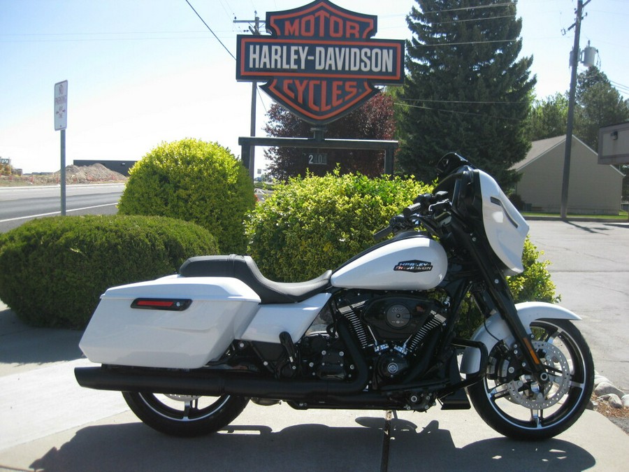 2024 Harley-Davidson Street Glide® White Onyx Pearl - Black Finish