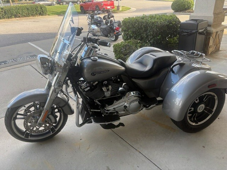 2017 Harley-Davidson® Freewheeler® Billet Silver