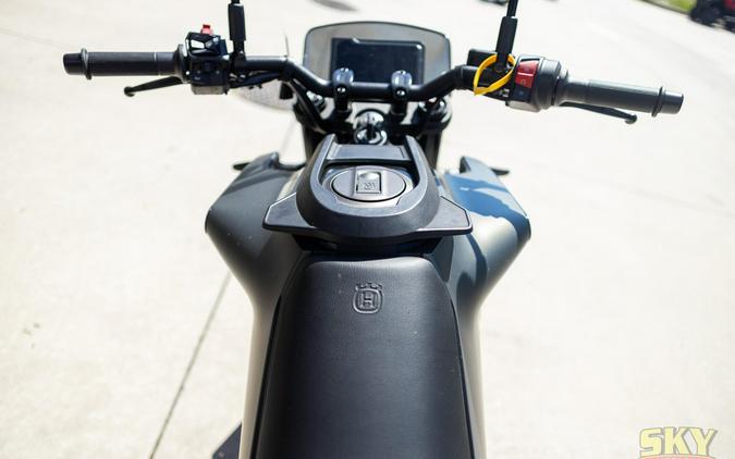 2024 HUSQVARNA Svartpilen 401