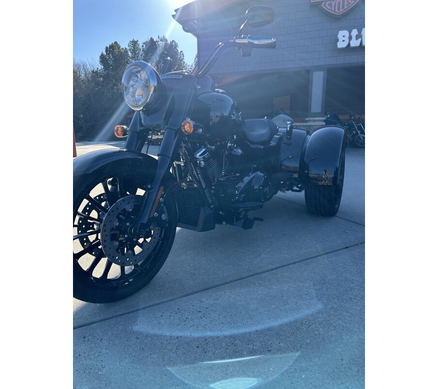 2025 Harley-Davidson Freewheeler Vivid Black
