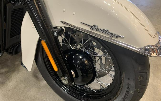 Harley-Davidson® Heritage Classic 114 2022 FLHCS White Sand Pearl (Black Finish w/Laced Wheels)