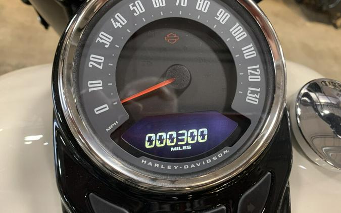 Harley-Davidson® Heritage Classic 114 2022 FLHCS White Sand Pearl (Black Finish w/Laced Wheels)