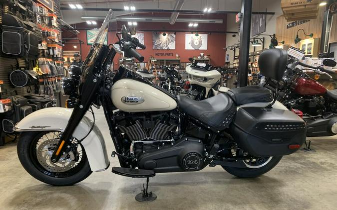 Harley-Davidson® Heritage Classic 114 2022 FLHCS White Sand Pearl (Black Finish w/Laced Wheels)