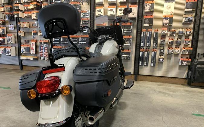 Harley-Davidson® Heritage Classic 114 2022 FLHCS White Sand Pearl (Black Finish w/Laced Wheels)