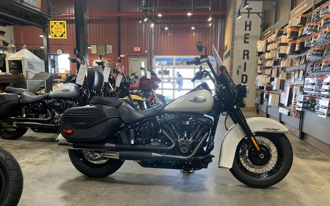Harley-Davidson® Heritage Classic 114 2022 FLHCS White Sand Pearl (Black Finish w/Laced Wheels)