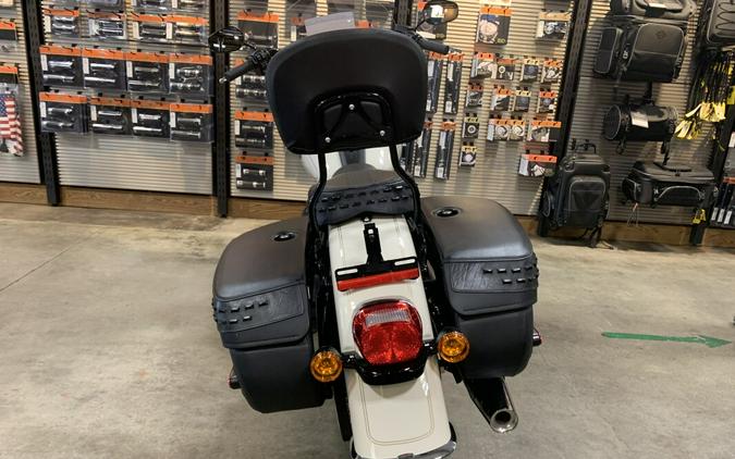 Harley-Davidson® Heritage Classic 114 2022 FLHCS White Sand Pearl (Black Finish w/Laced Wheels)