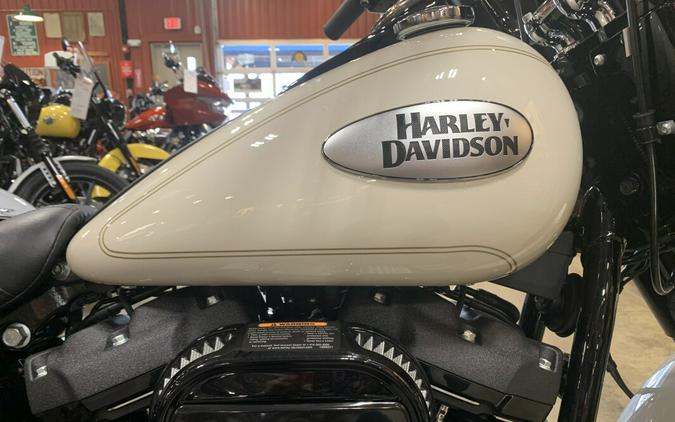 Harley-Davidson® Heritage Classic 114 2022 FLHCS White Sand Pearl (Black Finish w/Laced Wheels)