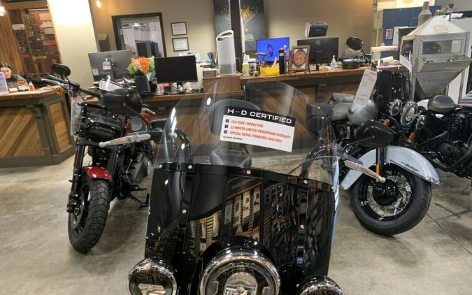 Harley-Davidson® Heritage Classic 114 2022 FLHCS White Sand Pearl (Black Finish w/Laced Wheels)