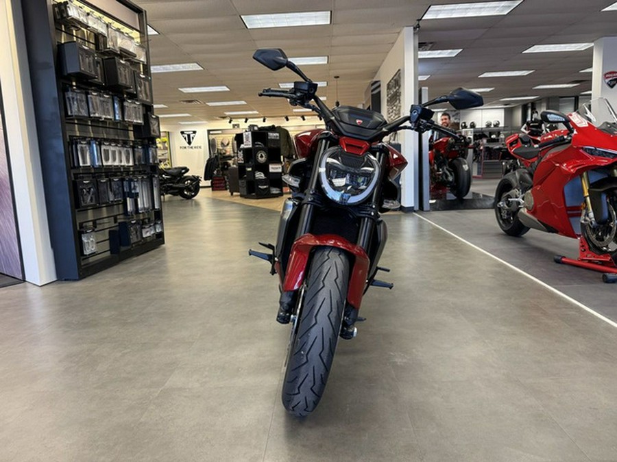 2026 Ducati XDiavel V4 Burning Red