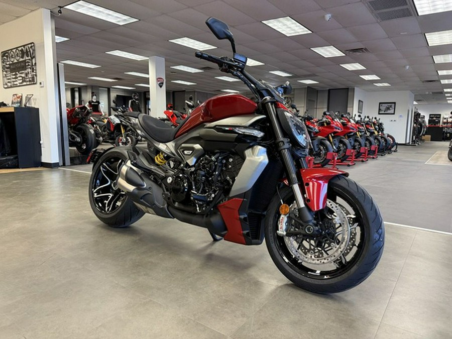 2026 Ducati XDiavel V4 Burning Red