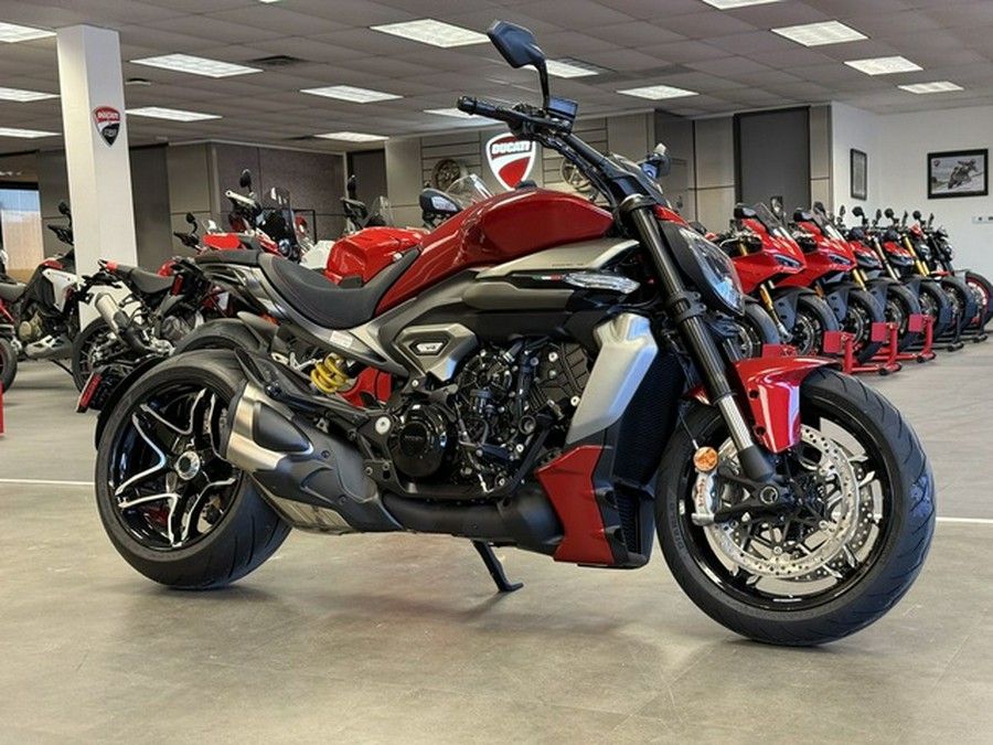 2026 Ducati XDiavel V4 Burning Red